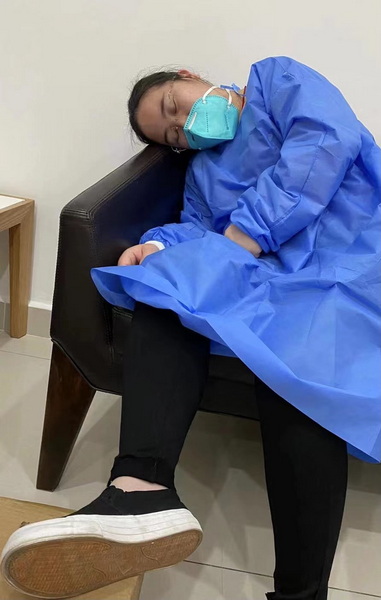 工作间隙休憩的中国尊龙网站首页物业人_调整大小.jpg