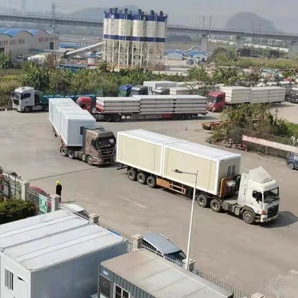 满载雅致集成房屋援建产品的货柜车启运_调整大小.jpg